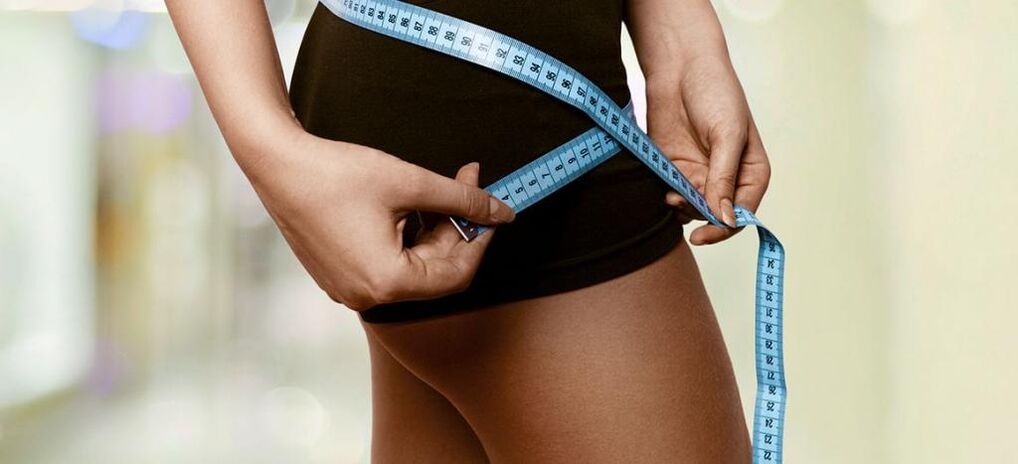 Një grua regjistron rezultatet e humbjes efektive të peshës