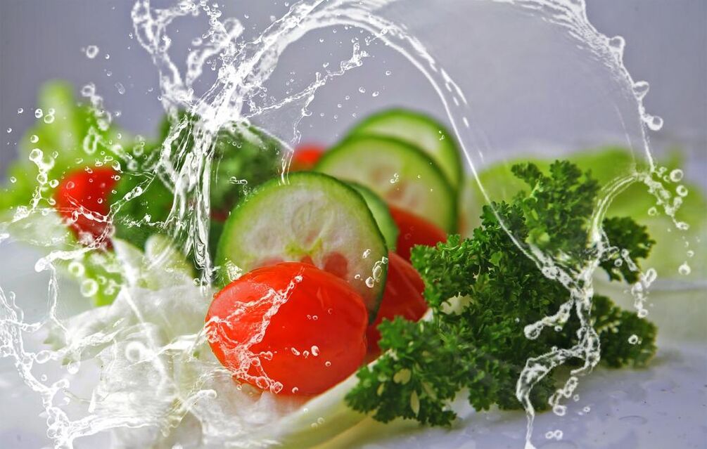 Ushqimi i shëndetshëm dhe uji janë elementë të rëndësishëm të nevojshëm për humbje peshe