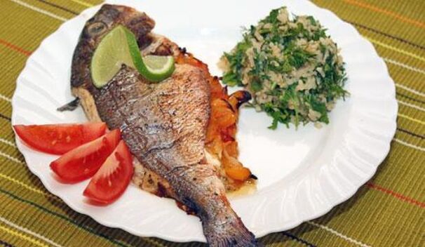 Peshk i ligët me sallatë në menunë e dietës së përdhes