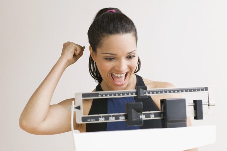 Gruaja e lumtur për të humbur peshë në dietë maggi